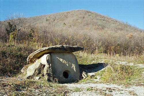 Dolmens_of_North_Caucasus01.jpg