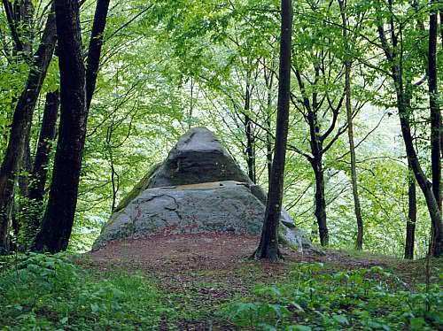 Dolmens_of_North_Caucasus02.jpg