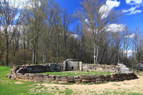 Dolmens_of_North_Caucasus03.jpg