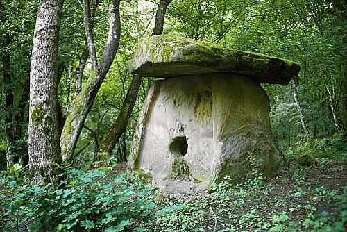 Dolmens_of_North_Caucasus05.jpg